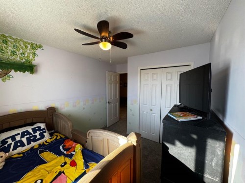 702-760 Railway Gate Sw, Airdrie, AB - Indoor Photo Showing Bedroom