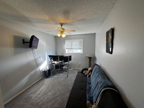 702-760 Railway Gate Sw, Airdrie, AB - Indoor