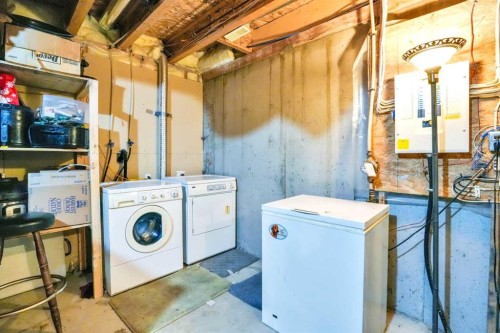 702-760 Railway Gate Sw, Airdrie, AB - Indoor Photo Showing Laundry Room