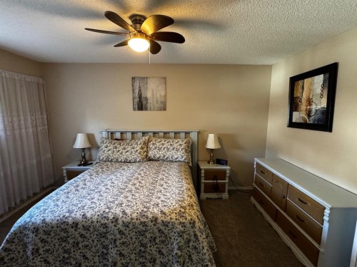 702-760 Railway Gate Sw, Airdrie, AB - Indoor Photo Showing Bedroom