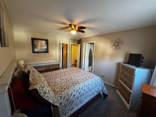 702-760 Railway Gate Sw, Airdrie, AB - Indoor Photo Showing Bedroom