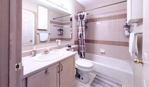 12 Shawbrooke Court Sw, Calgary, AB - Indoor Photo Showing Bathroom
