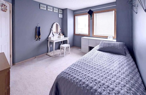 12 Shawbrooke Court Sw, Calgary, AB - Indoor Photo Showing Bedroom