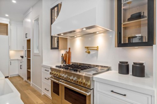 727 15 Street Nw, Calgary, AB - Indoor Photo Showing Kitchen With Upgraded Kitchen