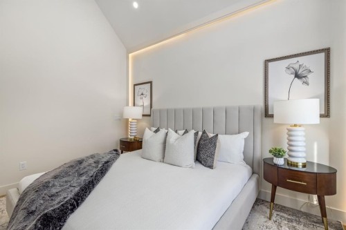 727 15 Street Nw, Calgary, AB - Indoor Photo Showing Bedroom