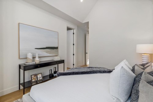 727 15 Street Nw, Calgary, AB - Indoor Photo Showing Bedroom