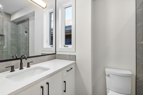 727 15 Street Nw, Calgary, AB - Indoor Photo Showing Bathroom