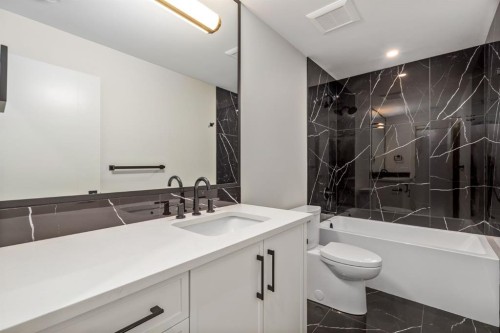 727 15 Street Nw, Calgary, AB - Indoor Photo Showing Bathroom