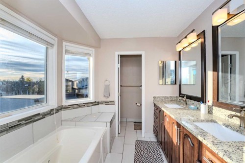 4 Del Ray Crescent Ne, Calgary, AB - Indoor Photo Showing Bathroom