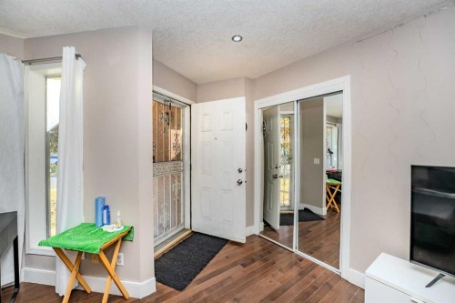 4 Del Ray Crescent Ne, Calgary, AB - Indoor Photo Showing Other Room