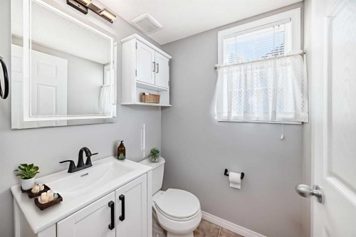95 Hidden Creek Rise Nw, Calgary, AB - Indoor Photo Showing Bathroom