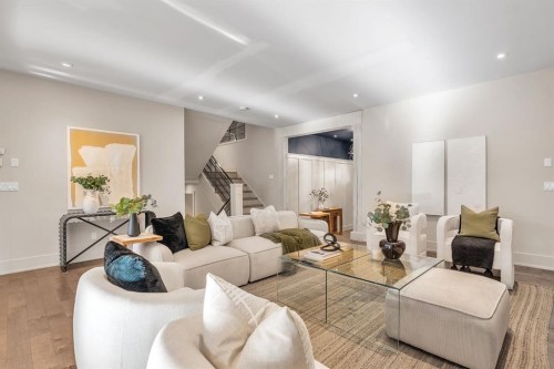 625 Britannia Drive Sw, Calgary, AB - Indoor Photo Showing Living Room