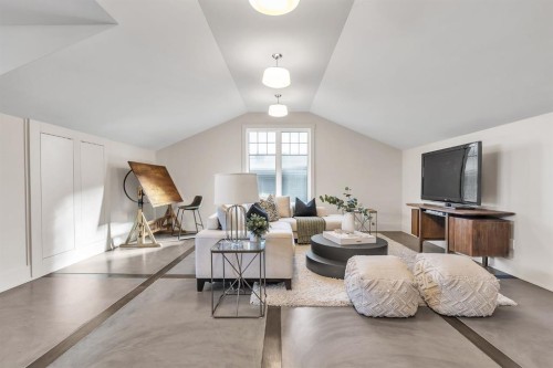 625 Britannia Drive Sw, Calgary, AB - Indoor Photo Showing Living Room