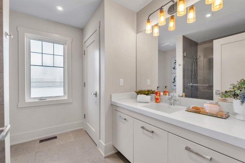 625 Britannia Drive Sw, Calgary, AB - Indoor Photo Showing Bathroom