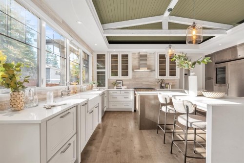 625 Britannia Drive Sw, Calgary, AB - Indoor Photo Showing Kitchen With Upgraded Kitchen