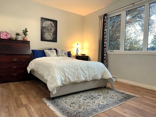4736 Worcester Drive Sw, Calgary, AB - Indoor Photo Showing Bedroom