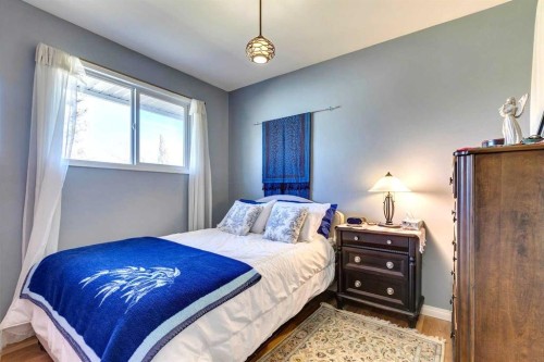 4736 Worcester Drive Sw, Calgary, AB - Indoor Photo Showing Bedroom