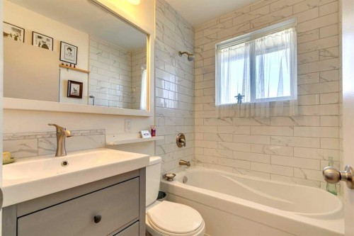 4736 Worcester Drive Sw, Calgary, AB - Indoor Photo Showing Bathroom