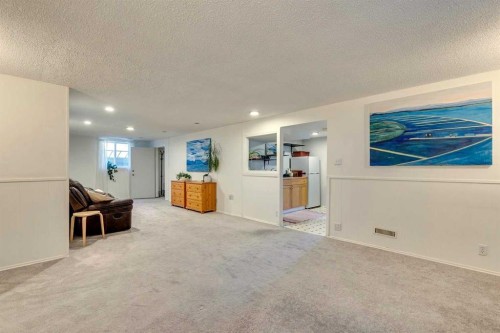4736 Worcester Drive Sw, Calgary, AB - Indoor Photo Showing Other Room
