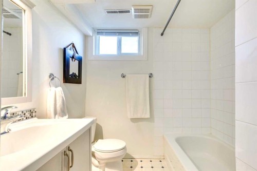 4736 Worcester Drive Sw, Calgary, AB - Indoor Photo Showing Bathroom