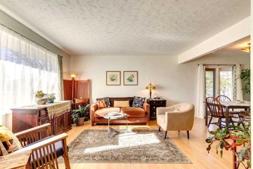 4736 Worcester Drive Sw, Calgary, AB - Indoor Photo Showing Living Room