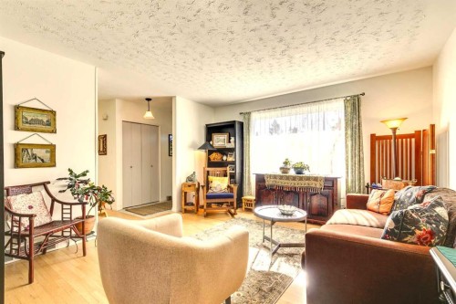 4736 Worcester Drive Sw, Calgary, AB - Indoor Photo Showing Living Room