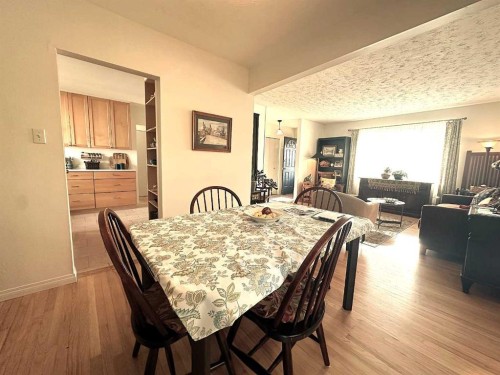 4736 Worcester Drive Sw, Calgary, AB - Indoor Photo Showing Dining Room
