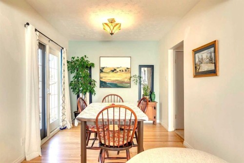 4736 Worcester Drive Sw, Calgary, AB - Indoor Photo Showing Dining Room