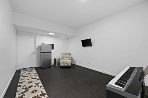 12 Cranbrook Mews Se, Calgary, AB - Indoor Photo Showing Other Room