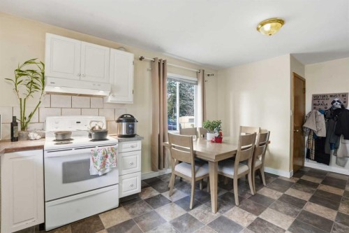 2615 37 Street Sw, Calgary, AB - Indoor Photo Showing Kitchen
