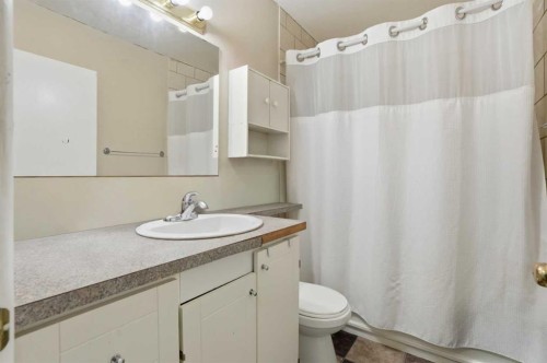2615 37 Street Sw, Calgary, AB - Indoor Photo Showing Bathroom
