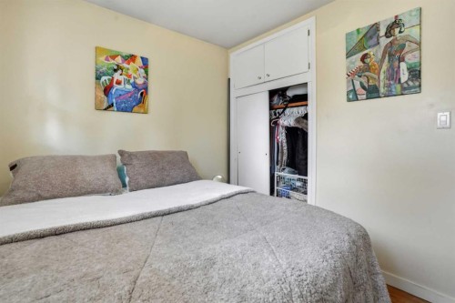 2615 37 Street Sw, Calgary, AB - Indoor Photo Showing Bedroom