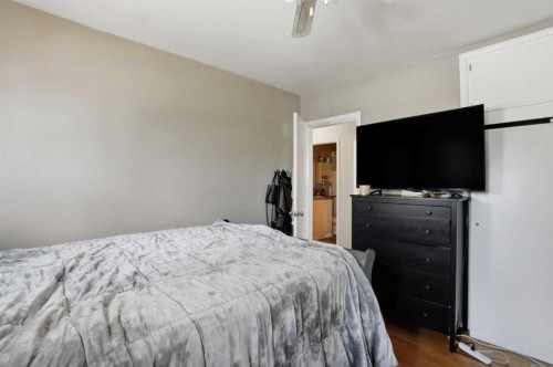 2615 37 Street Sw, Calgary, AB - Indoor Photo Showing Bedroom