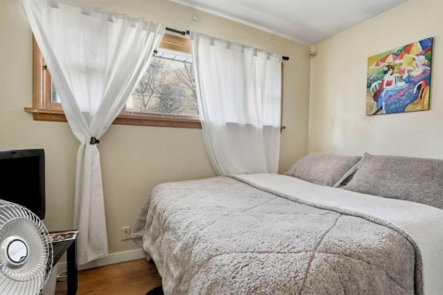 2615 37 Street Sw, Calgary, AB - Indoor Photo Showing Bedroom