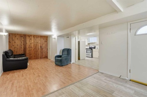 2615 37 Street Sw, Calgary, AB - Indoor