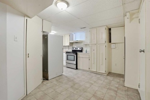 2615 37 Street Sw, Calgary, AB - Indoor Photo Showing Kitchen