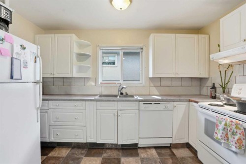 2615 37 Street Sw, Calgary, AB - Indoor Photo Showing Kitchen With Double Sink