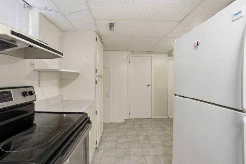 2615 37 Street Sw, Calgary, AB - Indoor Photo Showing Kitchen