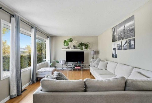 2615 37 Street Sw, Calgary, AB - Indoor Photo Showing Living Room