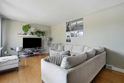 2615 37 Street Sw, Calgary, AB - Indoor Photo Showing Living Room
