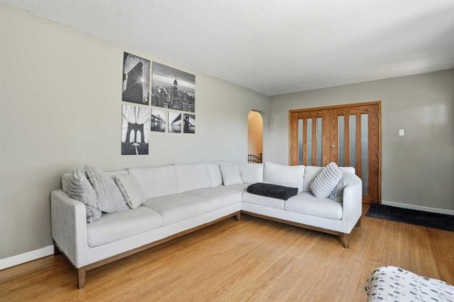 2615 37 Street Sw, Calgary, AB - Indoor Photo Showing Living Room