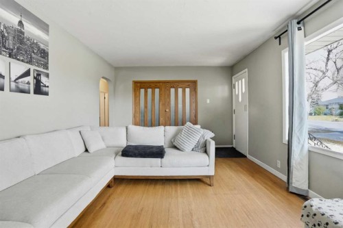 2615 37 Street Sw, Calgary, AB - Indoor Photo Showing Living Room