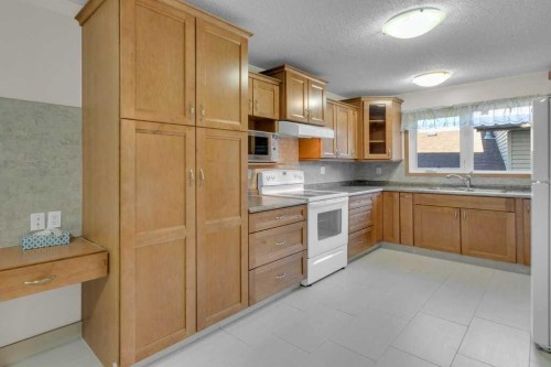 88 Bermondsey Crescent Nw, Calgary, AB - Indoor Photo Showing Kitchen