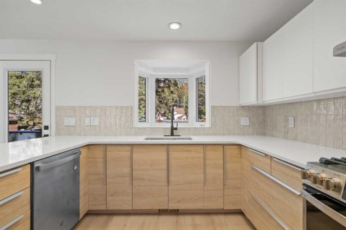327 Canyon Close, Canmore, AB - Indoor Photo Showing Kitchen