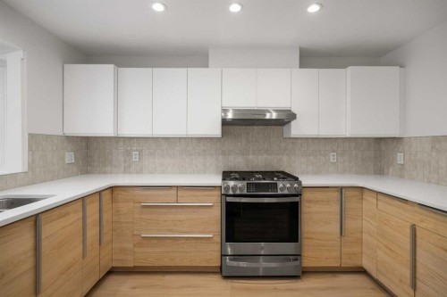 327 Canyon Close, Canmore, AB - Indoor Photo Showing Kitchen