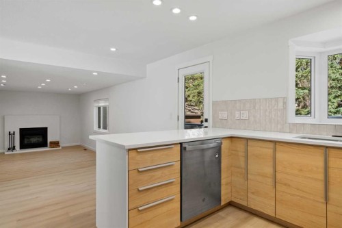 327 Canyon Close, Canmore, AB - Indoor Photo Showing Kitchen