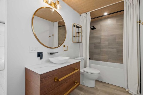 327 Canyon Close, Canmore, AB - Indoor Photo Showing Bathroom