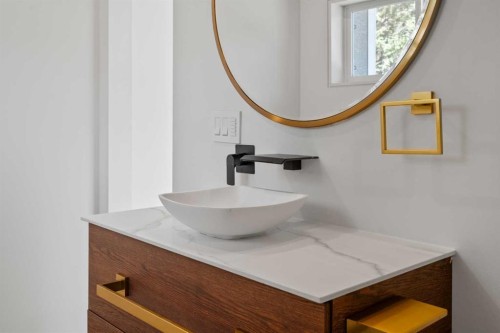 327 Canyon Close, Canmore, AB - Indoor Photo Showing Bathroom