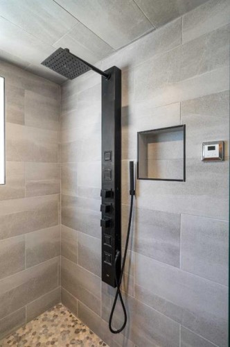 327 Canyon Close, Canmore, AB - Indoor Photo Showing Bathroom