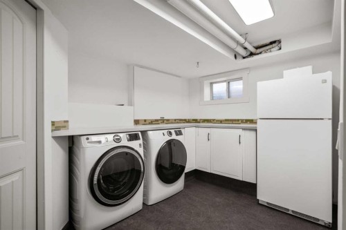 327 Canyon Close, Canmore, AB - Indoor Photo Showing Laundry Room